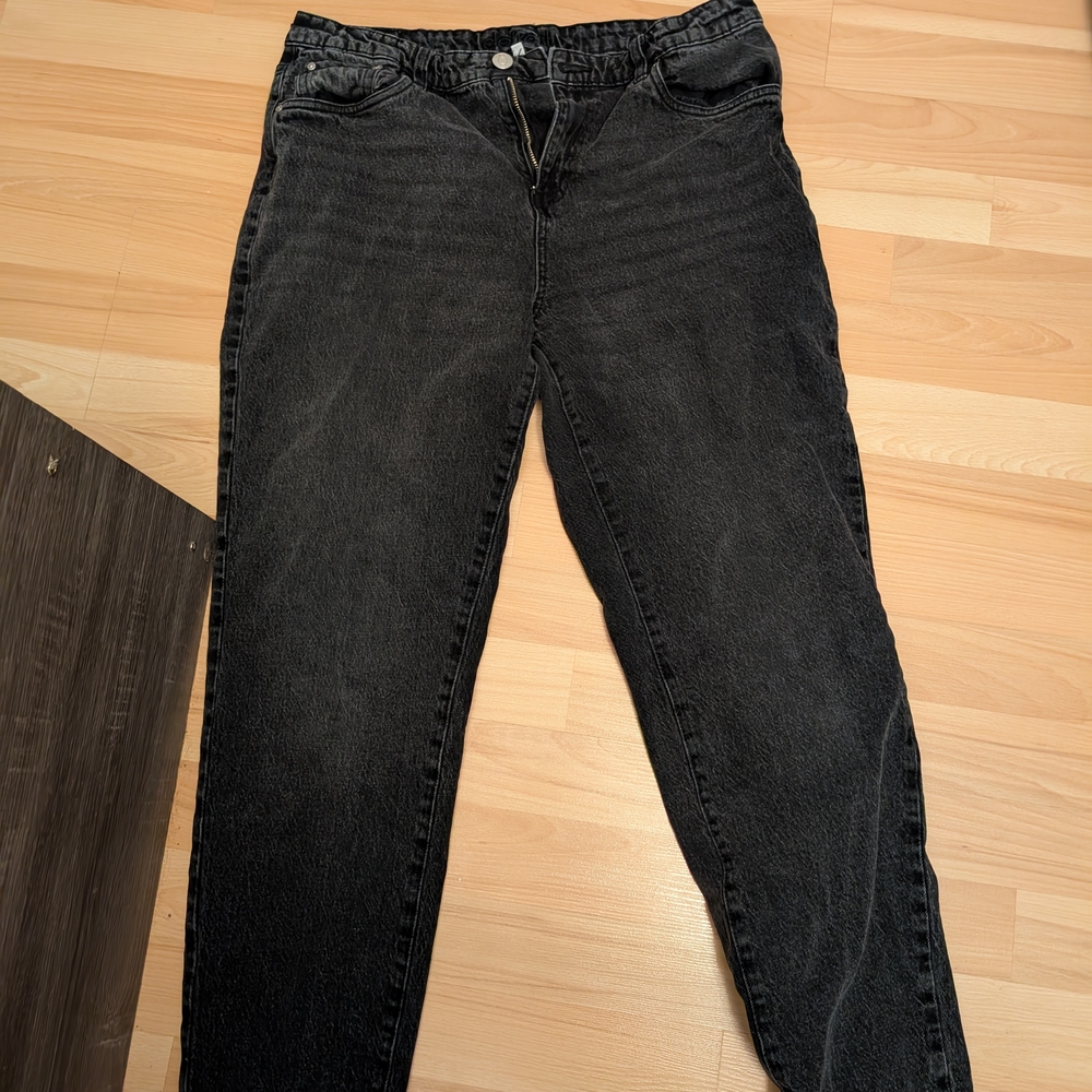 Black Skinny Jeans with Sleek Design